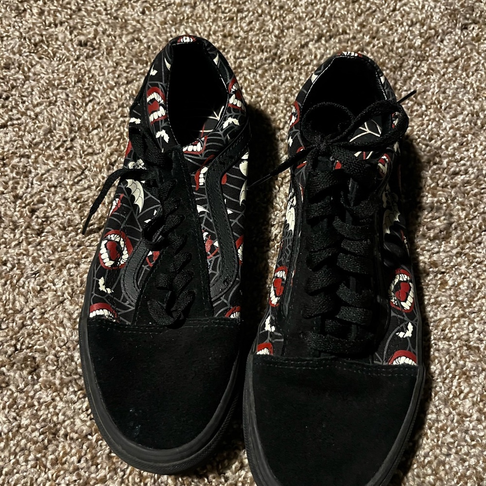black ans red vampire teeth vans